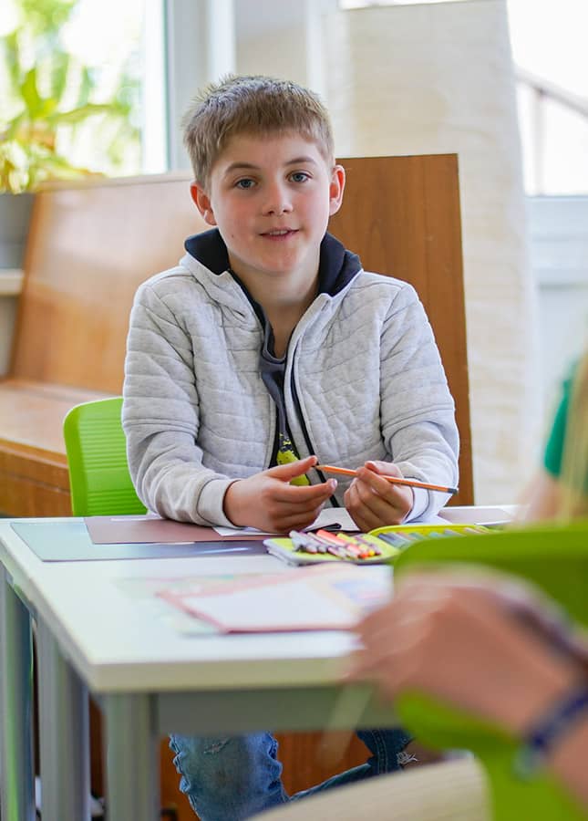 Schüler aus Klasse 3 schaut freundlich in die Kamera – Mose-Schule Nürnberg